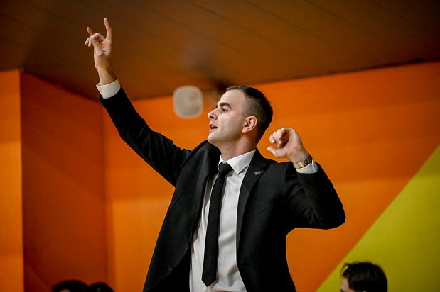 Маэстро, музыку 