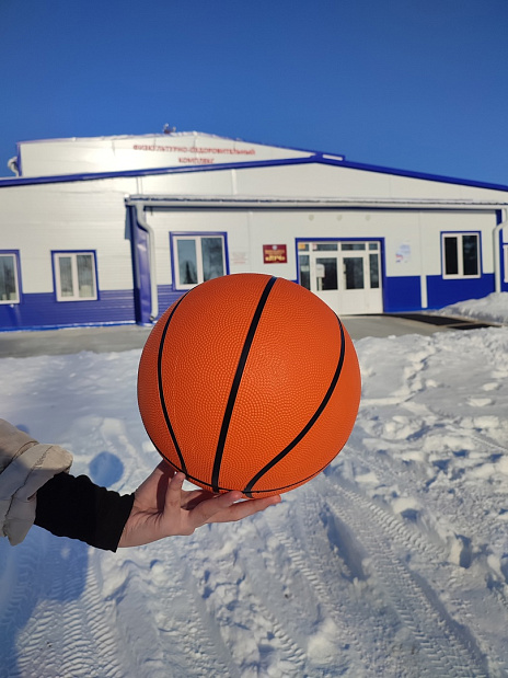 Баскетбольный мяч в поисках новых кортов и спортивных приключений 