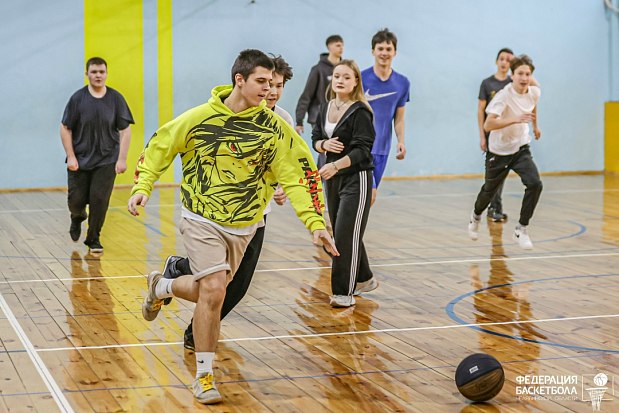 Мяч в руки каждому – баскетбольные мастер-классы оживляют школьные коридоры 