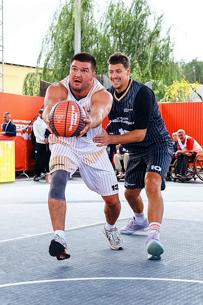 Только здесь ММА встречается с баскетболом 