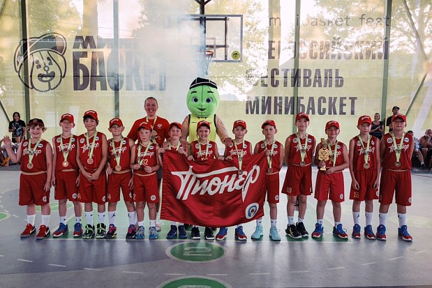 Как поздравили тренеров по баскетболу с профессиональным праздником? 