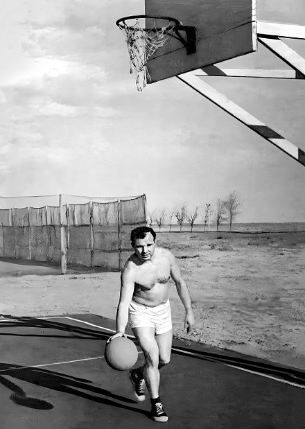 Земной шар и баскетбольный мяч когда-то оказались в руках одного человека 