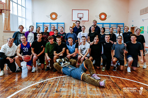 Более 500 школьников и студентов познакомились с дриблингом и «американкой» 