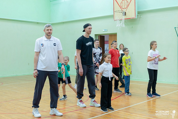 Баскетболисты Южного Урала вдохновляют и обучают школьников 